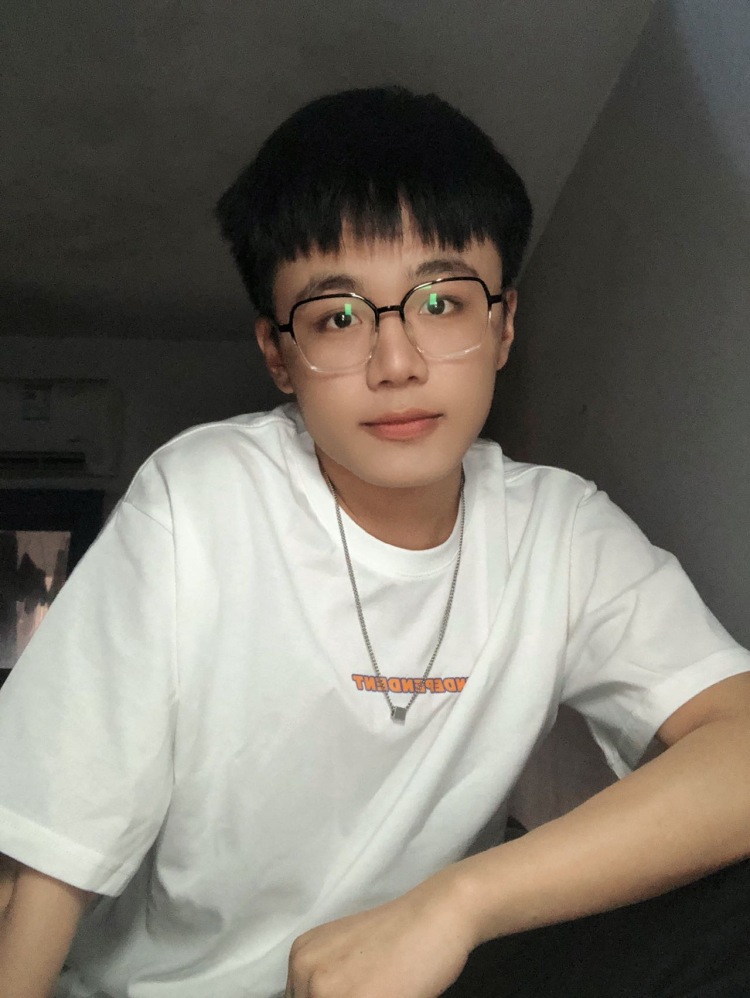 追梦少年-湖南省·株洲市·天元区--爱好拍照📷会修图片接赠拍哦块来私信我吧！只接赠拍，我接男装的衣服拍摄🎬谢谢🙏或者男女同款或者情侣装都可以拍哦体重60身高168