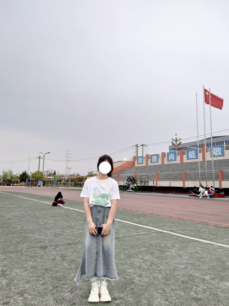 满天星🌟辰-四川省·德阳市·中江县-快手-我是一个拍日常短视频vlog记录生活 平常也喜欢拍照 美图 剪视频 本人也在学校学习美图 剪视频等 可以接任何合作 有关产品之内的我需要试用再推广