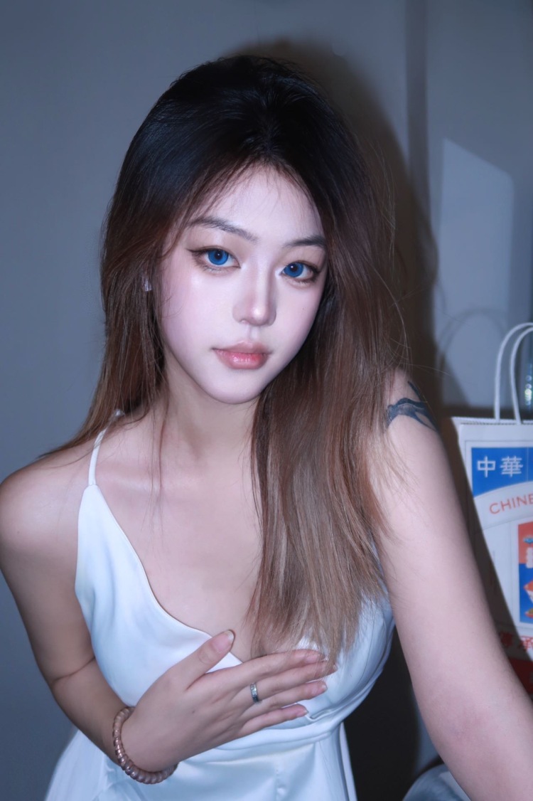 近视黑巧-湖南省·长沙市·长沙县-抖音微博某红薯-161 44kg 大学生 可接抖音某红薯 微博平台
抖音:6800粉 某红薯:2100粉 微博650粉