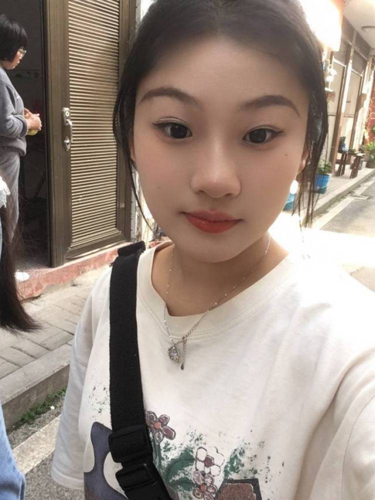 咸鱼-重庆市·重庆市·万州区--身高160体重100
可以露脸
可以接美妆,微胖,梨形穿搭服饰之类