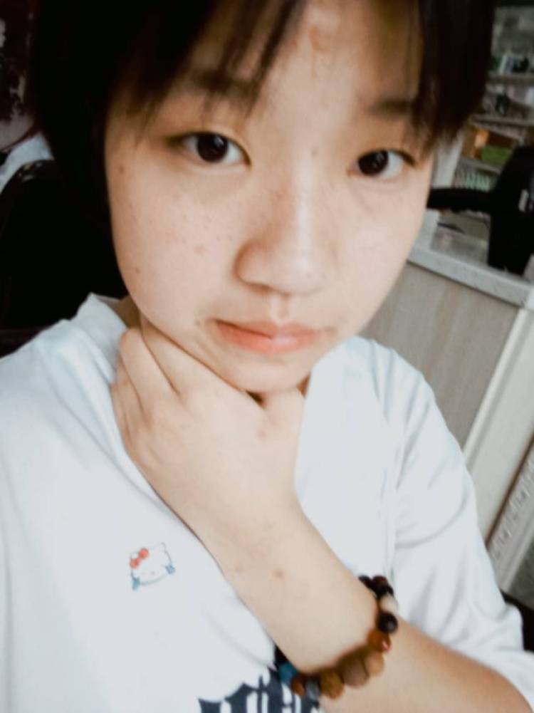 小yan妹妹-四川省·泸州市·叙永县-快手-拍照主意接一些衣服 和裤子 双肩包 鞋子 首饰 发夹 小物件