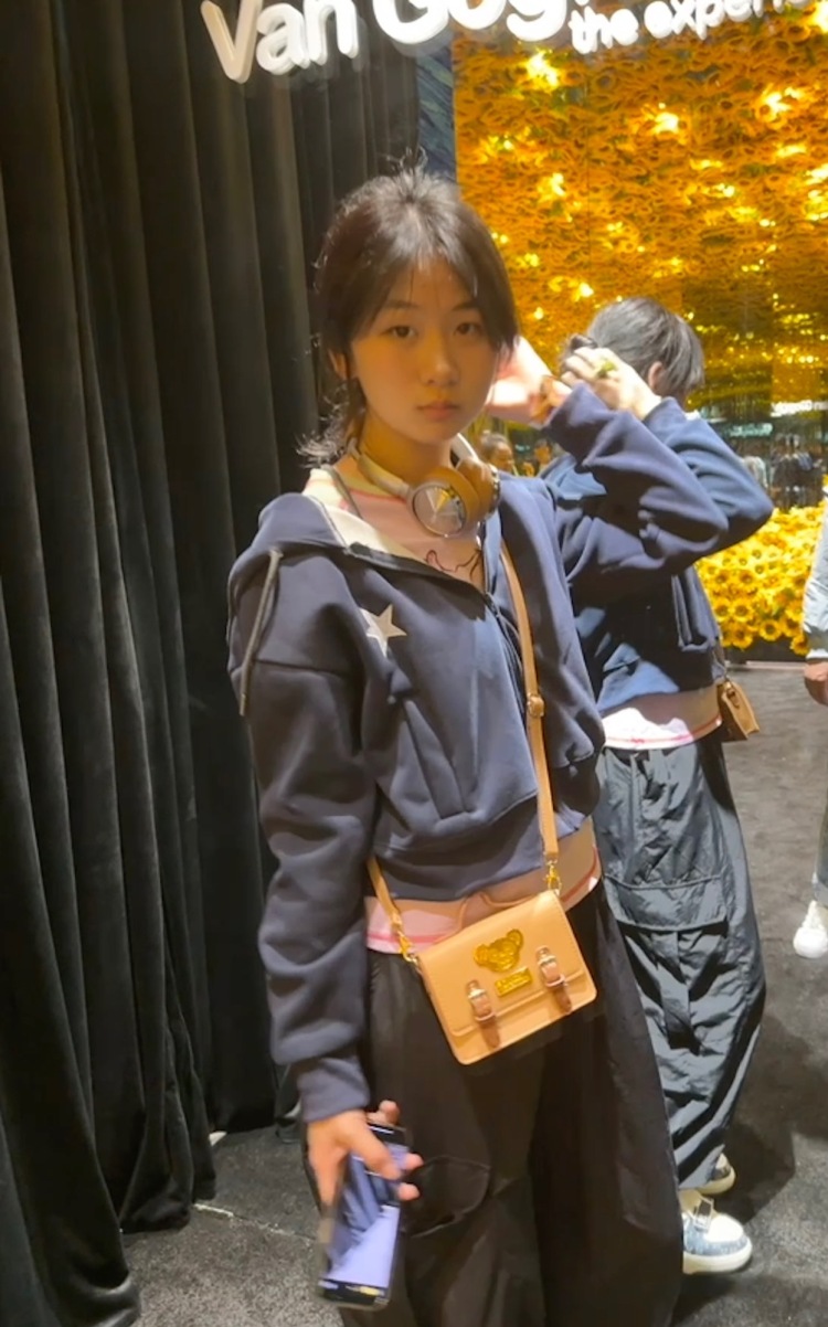 岳君怡-安徽省·宿州市·萧县--寄拍 主要就是想穿自己喜欢的衣服吧168 105休闲风,欧美风都可以哦费用可以谈 首饰品都可以