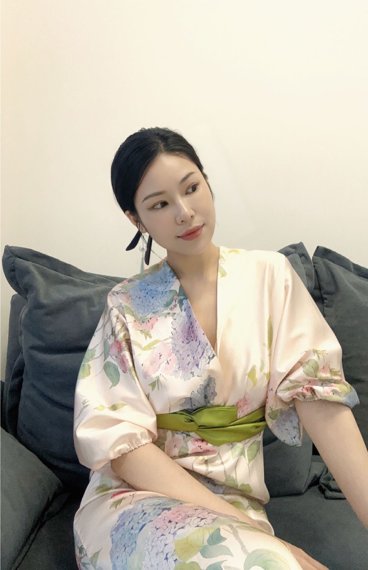 三姨太-湖南省·长沙市·开福区-抖音-买家秀,种草带货。沙漏身材不挑衣服。行走的衣架子,手模,脚模。
