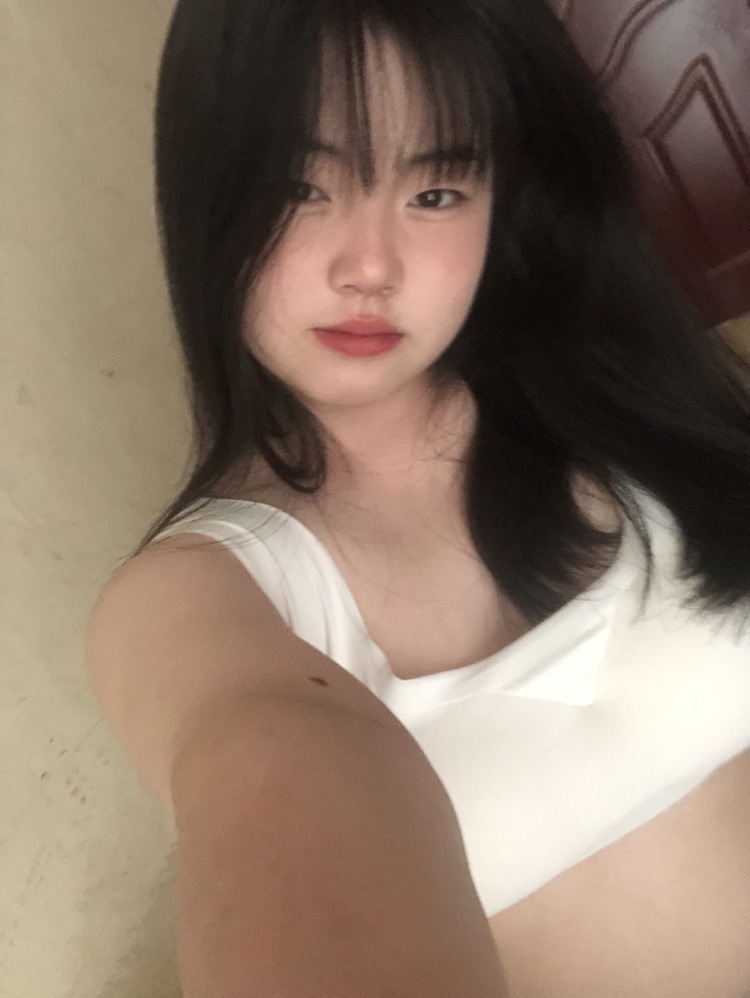 懒懒鱼.-四川省·内江市·东兴区-快手:吃个蛋黄酥-会p图,衣服包包鞋子化妆品都接寄拍,喜欢拍照,诚实守信,期待和您合作
