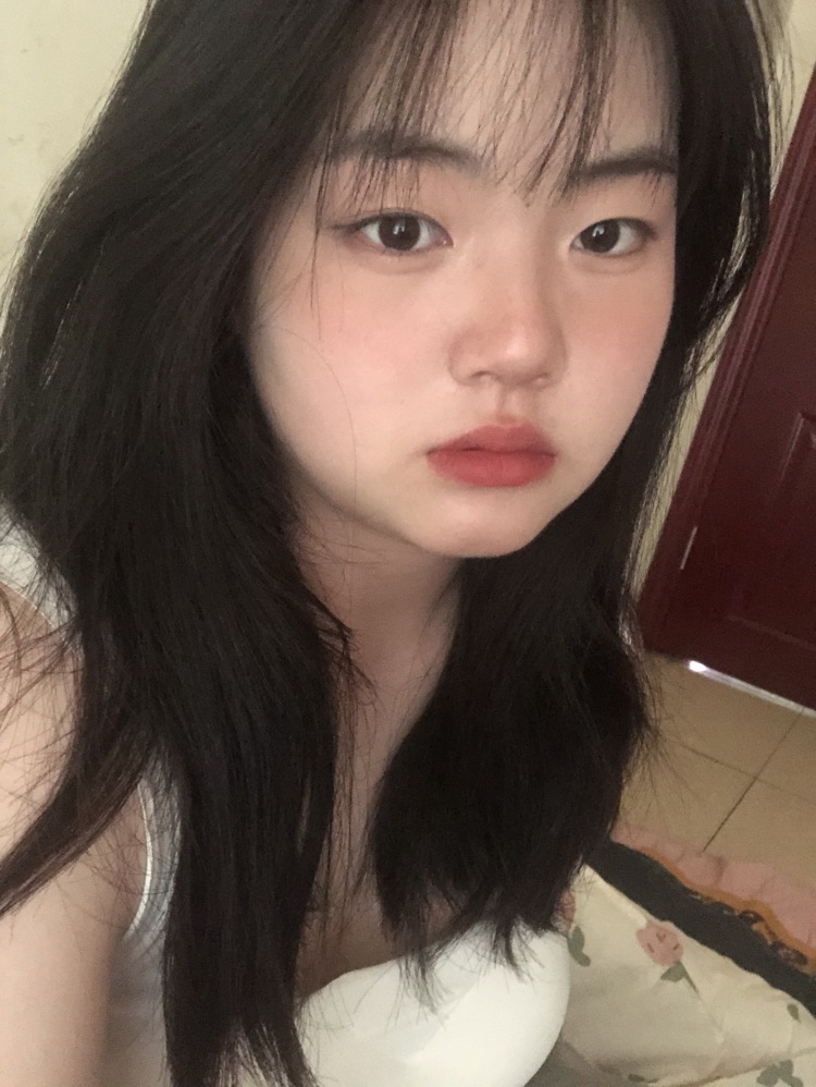 懒懒鱼.-四川省·内江市·东兴区-快手:吃个蛋黄酥-会p图,衣服包包鞋子化妆品都接寄拍,喜欢拍照,诚实守信,期待和您合作