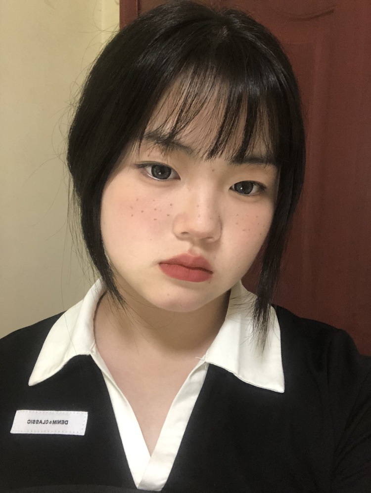 懒懒鱼.-四川省·内江市·东兴区-快手:吃个蛋黄酥-会p图,衣服包包鞋子化妆品都接寄拍,喜欢拍照,诚实守信,期待和您合作