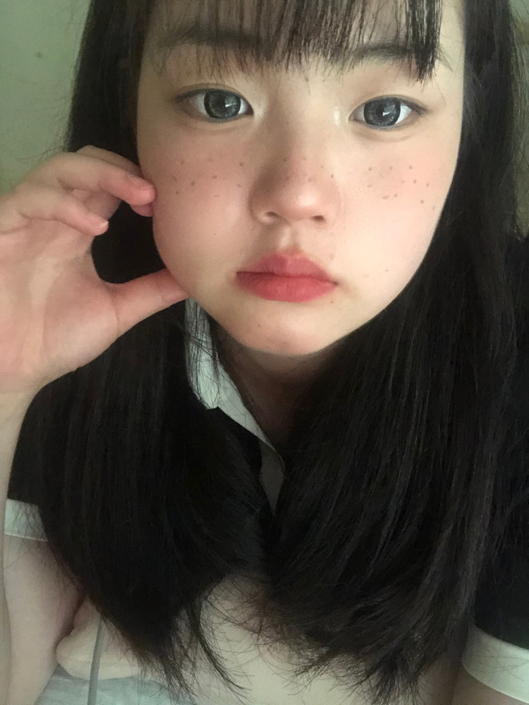 懒懒鱼.-四川省·内江市·东兴区-快手:吃个蛋黄酥-会p图,衣服包包鞋子化妆品都接寄拍,喜欢拍照,诚实守信,期待和您合作