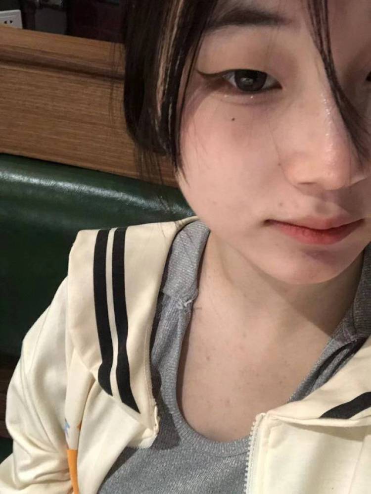 小柒-广东省·佛山市·南海区-快手-身高160 体重48kg 接衣服 鞋子 包包 化妆品 饰品 的寄拍 脾气好包商家满意出图速度快,质量好 会p图 会摆动作