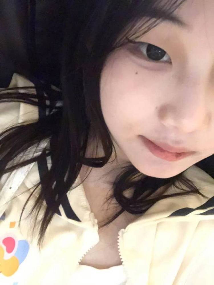 小柒-广东省·佛山市·南海区-快手-身高160 体重48kg 接衣服 鞋子 包包 化妆品 饰品 的寄拍 脾气好包商家满意出图速度快,质量好 会p图 会摆动作