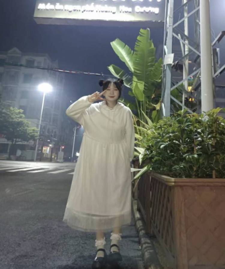 瑶瑶酱-广西壮族自治区·防城港市·东兴市-抖音 b站 快手-买家秀,商品图,探店打卡,可尝试不同风格的衣服,擅长拍照,可修图,图片要求可沟通
身高159
体重90
上衣尺码 s
裤子 27
鞋码37