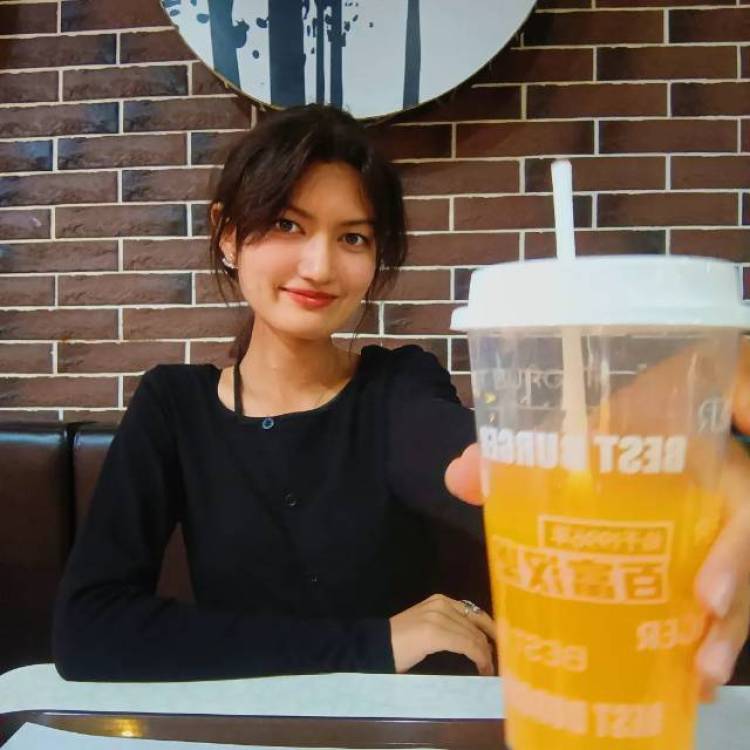 Luna-新疆维吾尔自治区·吐鲁番市·高昌区--买家秀，时尚，美妆博主，会搭配穿搭，会拍照，体重44，身高161