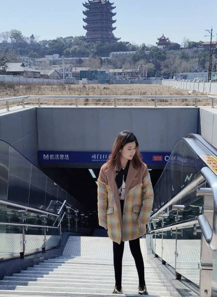 大丽-山西省·阳泉市·城区--身高165 体重105斤。擅长拍照 p图,可接衣服鞋子化妆品饰品食品等。期待合作!
