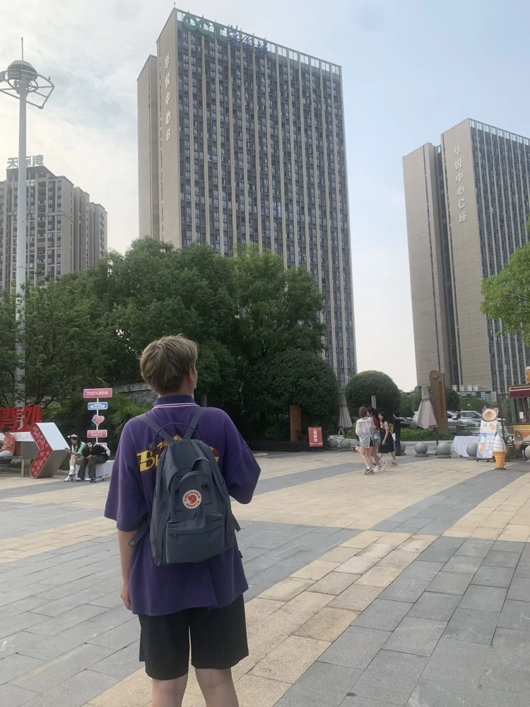 道本仁川-贵州省·铜仁市·江口县-抖音 某红薯-接寄拍,可以尝试多种风格,dk 运动 休闲 西装 冲锋衣 都可以!会弹吉他,多才多艺