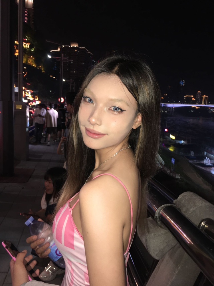 Bl00d8tterfly-云南省·楚雄彝族自治州·南华县--会化妆,会穿搭,优质买家秀,彩妆试色,美瞳试戴短视频带货,兼职模特