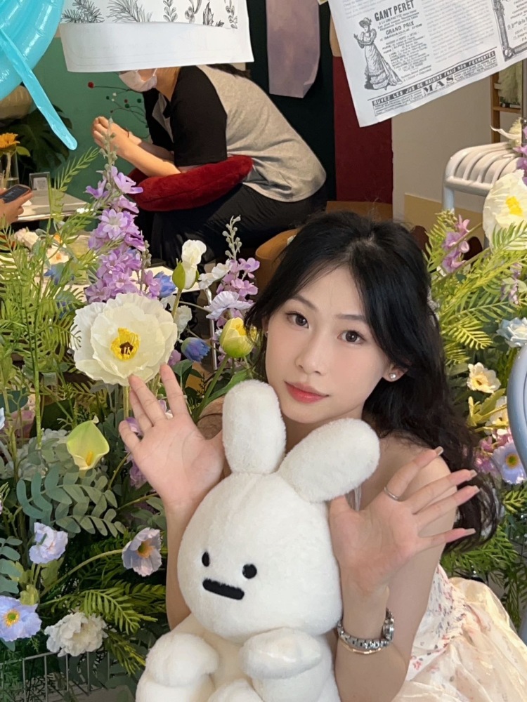 在逃松鼠-广东省·梅州市·梅江区-抖音-想接寄拍！ 身高163cm 体重47kg 喜欢穿搭 风格多变 能接衣服包包耳环戒指项链鞋子