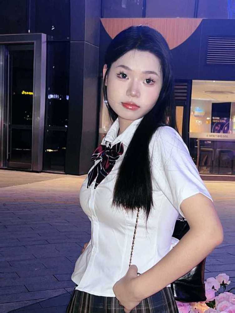 我不能晒太阳-江西省·上饶市·铅山县-抖音：WWW050816.-身高：165cm
体重：55kg
平时穿搭主要是辣妹风 也会尝试其他不同风格 会化妆会拍照会修图 欢迎来找我捏😍