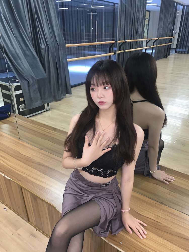 椰椰子-广东省·广州市·荔湾区-抖音、某红薯-可接寄拍、买家秀、化妆品。风格百变，擅长舞蹈。会p图会拍照会穿搭。出片率高，出图快。