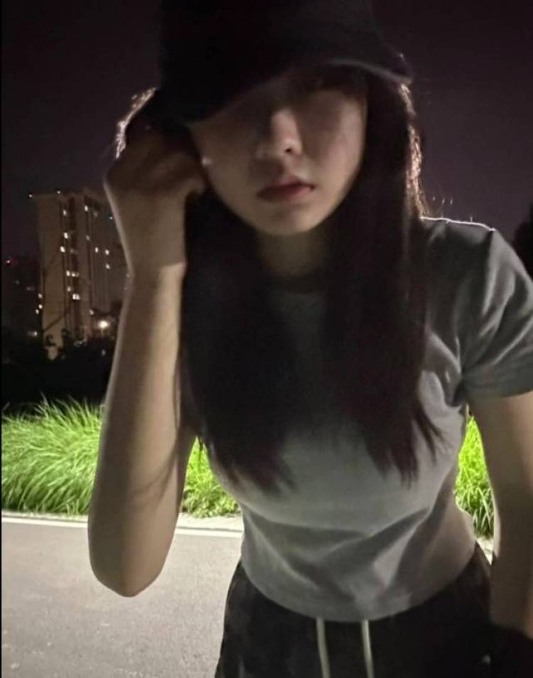 琉-安徽省·阜阳市·临泉县-抖音  某红薯  快手  美拍-170cm.104斤  会拍照 凹姿势穿搭  会修图   会谈吉他  会跳爵士  各种风格都能驾驭住  好商量 时间宽裕