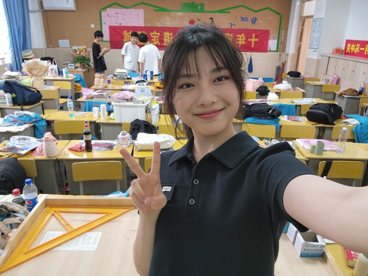 我不是hsy-安徽省·滁州市·南谯区--身高168体重110爱拍照会p图想赚钱平时爱跳舞唱歌打乒乓球