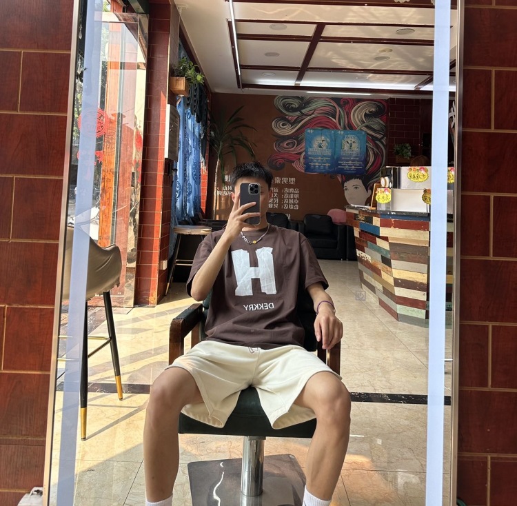 千尘-浙江省·杭州市·西湖区--接寄拍,送拍,买家秀,男装,饰品和男鞋都可以,会修图,认真做好每一组图片,长期合作,杭州线下合作!
身高178 体重122 运动风美式风最好,其他也可以!