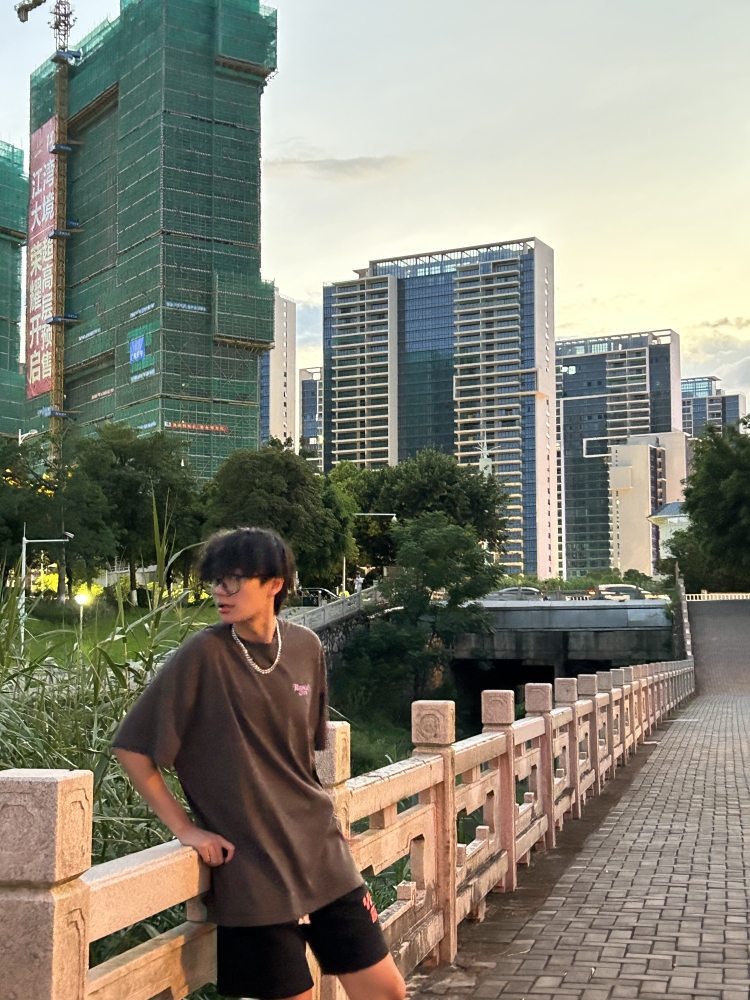 李启辉-广东省·河源市·源城区--185/75,爱健身爱运动,接寄拍,衣服,鞋子,裤子身边有摄影师,时间充裕可以拍商品