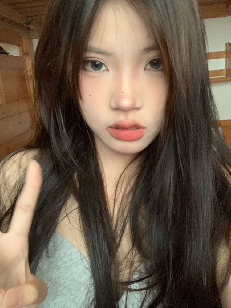 榕榕-广东省·中山市·三乡镇--喜欢拍照 尝试不同妆容 可尝试不同风格 好商量活泼 想做寄拍或者约拍 探底打开都可