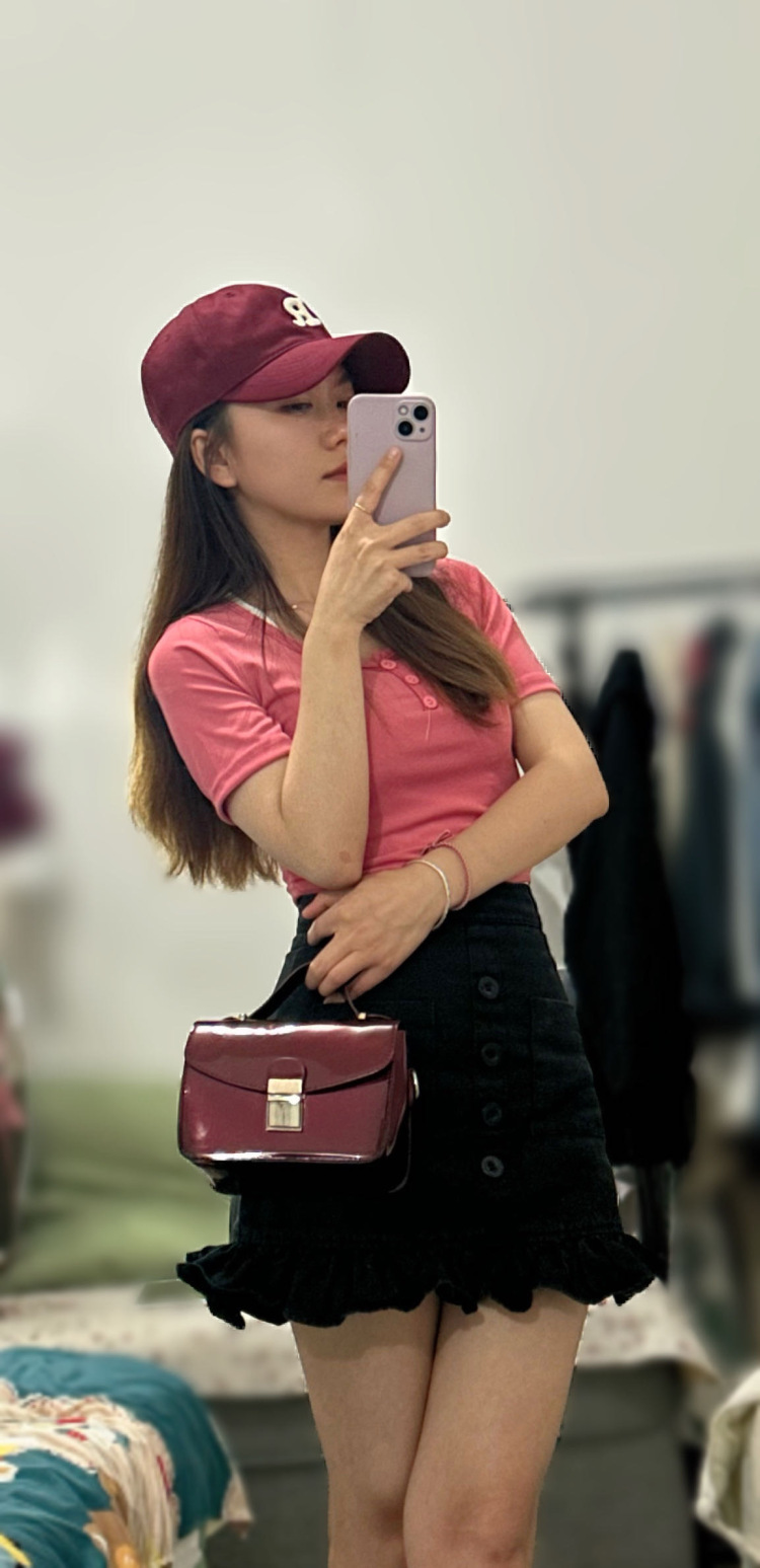 粥粥-四川省·成都市·金牛区--身高155cm,体重44kg ,脸上婴儿肥,擅长对镜自拍,他拍,素人,风格不确定,可以尝试,尚有潜力。欢迎老板砸单