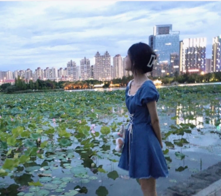 乔乔~-江西省·赣州市·兴国县--本人身高160,体重85,穿衣服和裙子可以说是比较完美,会拍照,会找角度,会摆姿势,会p图。