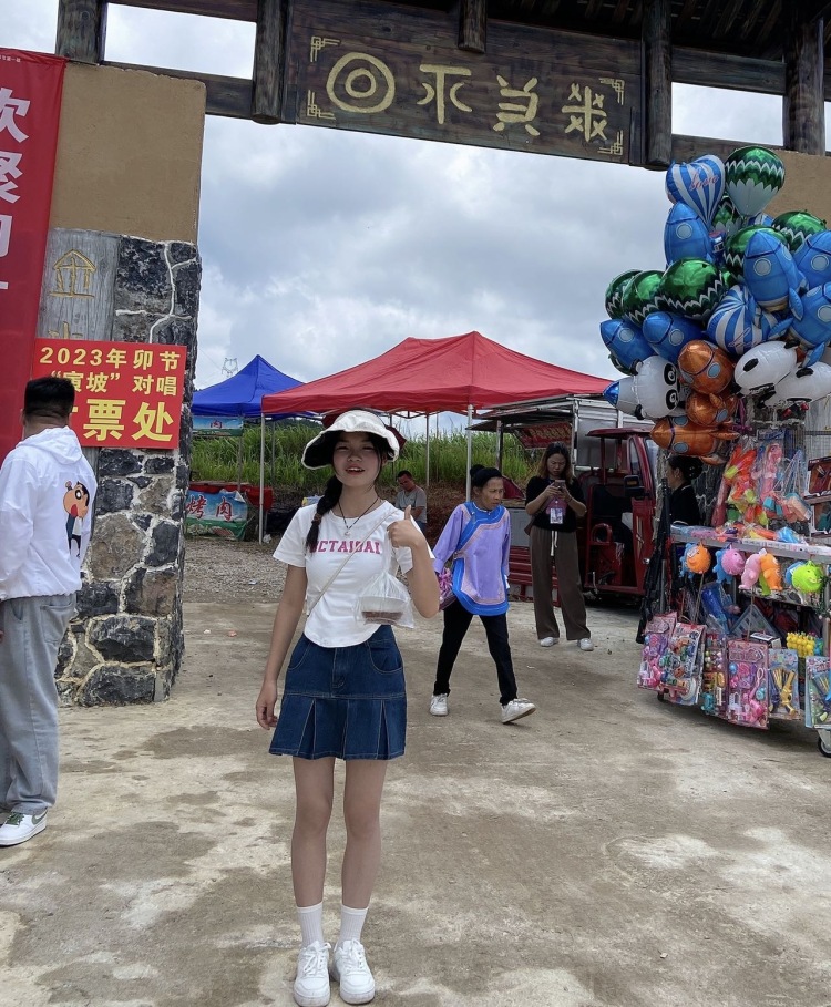 卷卷-贵州省·黔南布依族苗族自治州·荔波县--身高：155，体重：40kg，会p图，摄影，性格开朗活泼，合作费用可以商量