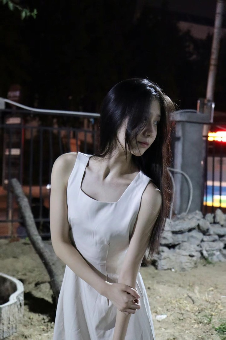 KK的向日葵-北京市·北京市·大兴区--我性别女,身高168体重97斤。是一名在校舞蹈生,想利用暑假了解一下寄拍,以下是我的照骗,如果您看到我了觉得合适希望您联系我,谢谢您