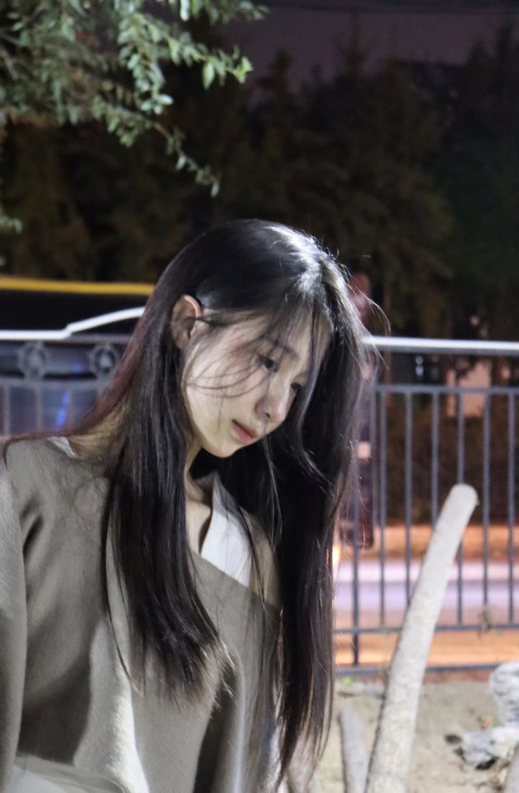 KK的向日葵-北京市·北京市·大兴区--我性别女,身高168体重97斤。是一名在校舞蹈生,想利用暑假了解一下寄拍,以下是我的照骗,如果您看到我了觉得合适希望您联系我,谢谢您