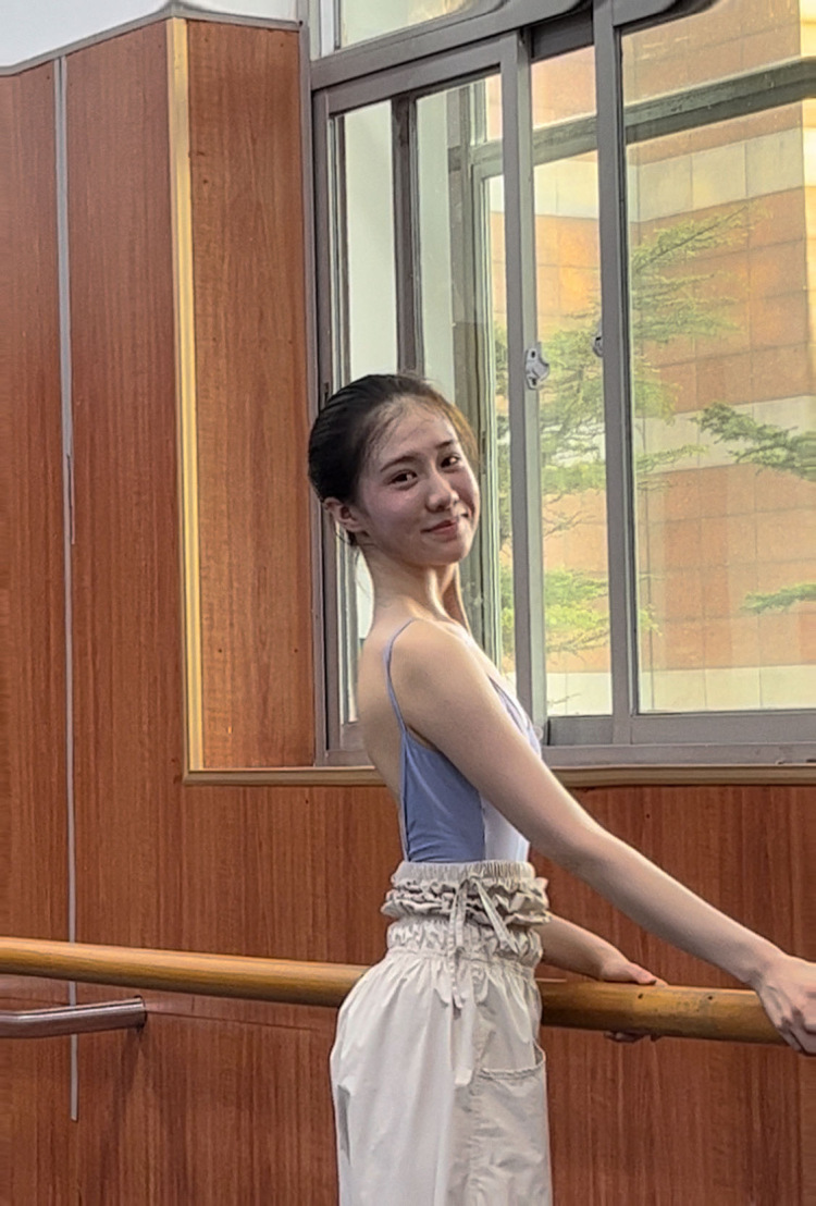 KK的向日葵-北京市·北京市·大兴区--我性别女,身高168体重97斤。是一名在校舞蹈生,想利用暑假了解一下寄拍,以下是我的照骗,如果您看到我了觉得合适希望您联系我,谢谢您