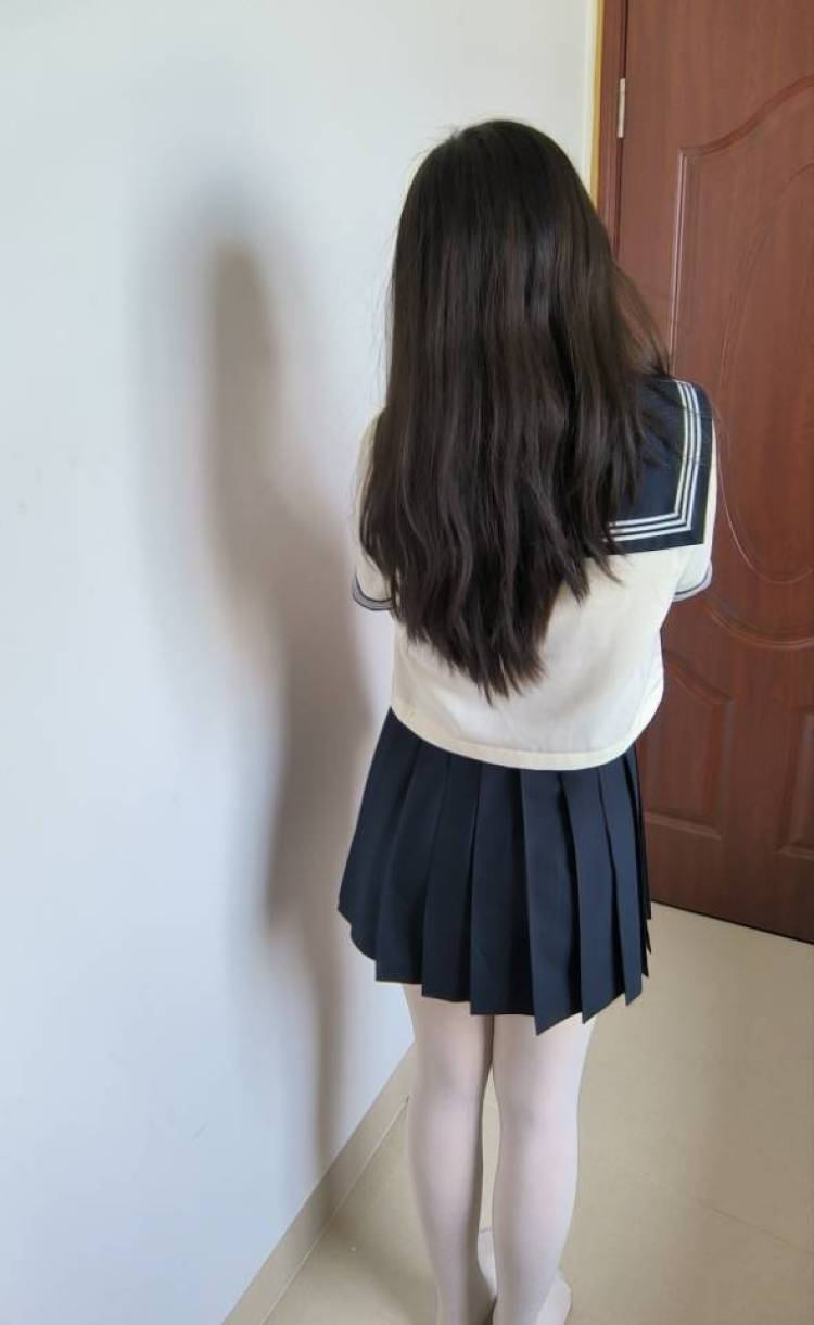 小辣椒-广东省·东莞市·企石镇-快手130-专业学的美甲,学过拍摄。以下都是自己帮自己拍的小照片可能会有些不足,但是我会努力!