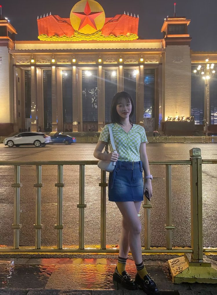 小美-湖南省·长沙市·芙蓉区--身高162,体重48,有料,腿直,可甜可盐可清纯,会p图,皮肤好,请大家看看我啦,湖南农业大学女大学生,会大篇幅夸奖~