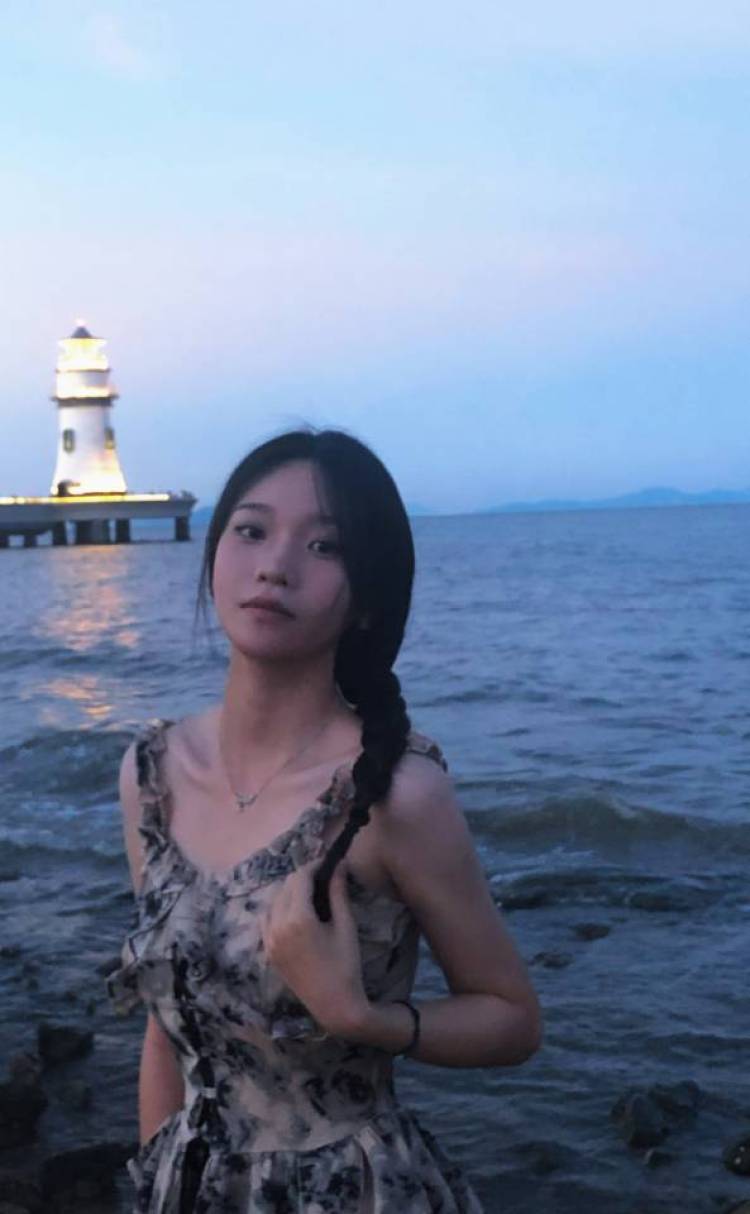 百变少女乔-广西壮族自治区·梧州市·龙圩区-抖音-身高162 体重46kg 接寄拍 送拍
特别喜欢拍照 P图 风格多变 出图快