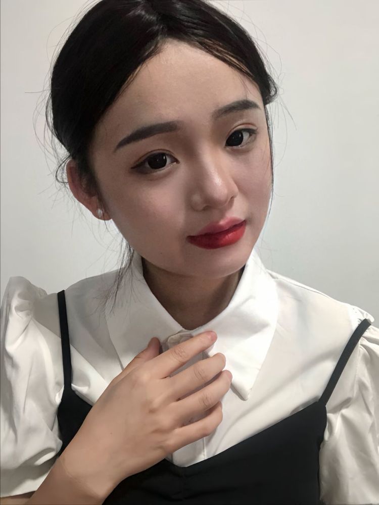 张默默-浙江省·台州市·椒江区-抖音。快手-平时喜欢拍照，拍甜妹风格还有辣妹风格之内的，会去学习别人的拍照风格和拍照技巧，不断的努力和成长自己。