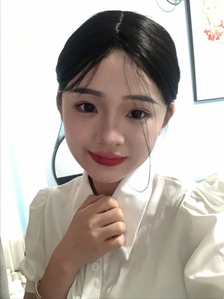 张默默-浙江省·台州市·椒江区-抖音。快手-平时喜欢拍照，拍甜妹风格还有辣妹风格之内的，会去学习别人的拍照风格和拍照技巧，不断的努力和成长自己。