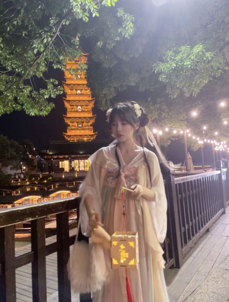 布丁-上海市·上海市·宝山区--接各类单子,身高:158,体重:42kg,鞋码:35,适合甜美、少女、仙气、小清新、日常简约、古风、校园风等