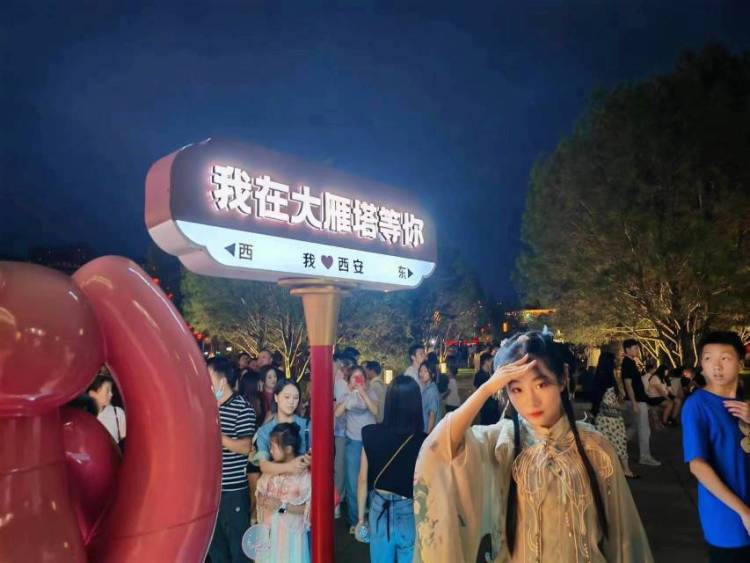 安安-陕西省·西安市·碑林区--我是在校生,爱好广泛,时装,汉服JK罗丽塔cos,等等都有涉及,拍照技术不错,身高体重也都还行。可以找我合作哦。