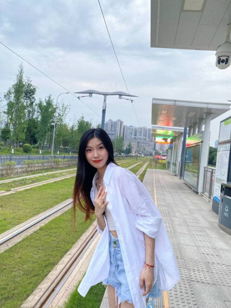奥黛丽贺本-四川省·遂宁市·射洪市--买家秀,探店打卡。大学生暑假在家,空闲时间多,接单接单。身高167㎝,体重48公斤。