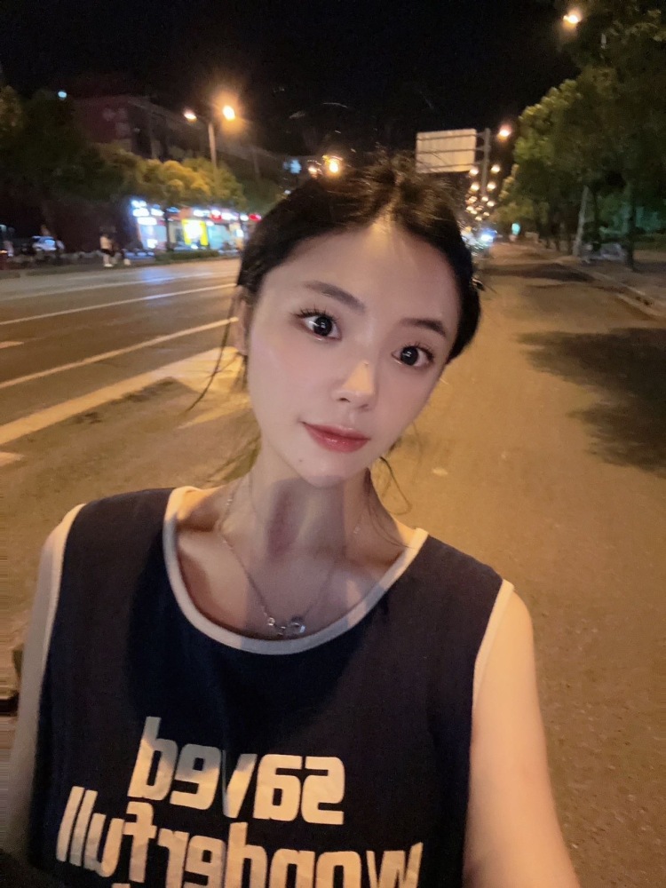Lily-上海市·上海市·闵行区-抖音-买家秀 种草带货 寄拍 身高168 体重52 抖音新主播粉丝760 求工作求工作