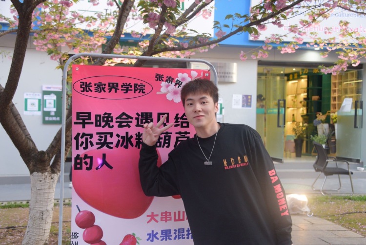 七岁半-广东省·广州市·黄埔区--身高184 体重158,版型端正,喜欢运动,22岁在校大学生,会p图,价格可商,欢迎来扰