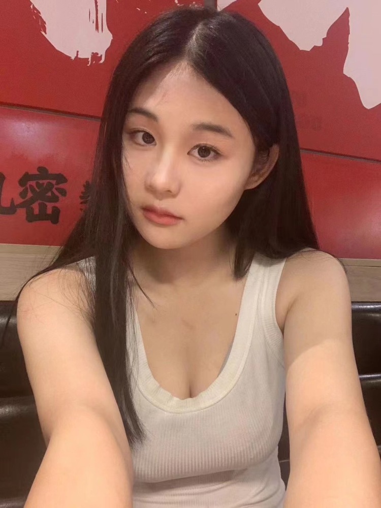 QQ星-浙江省·杭州市·临平区--本人是个在校学生今年18岁比较喜欢旅游爱拍照爱跳舞的一个小女孩
