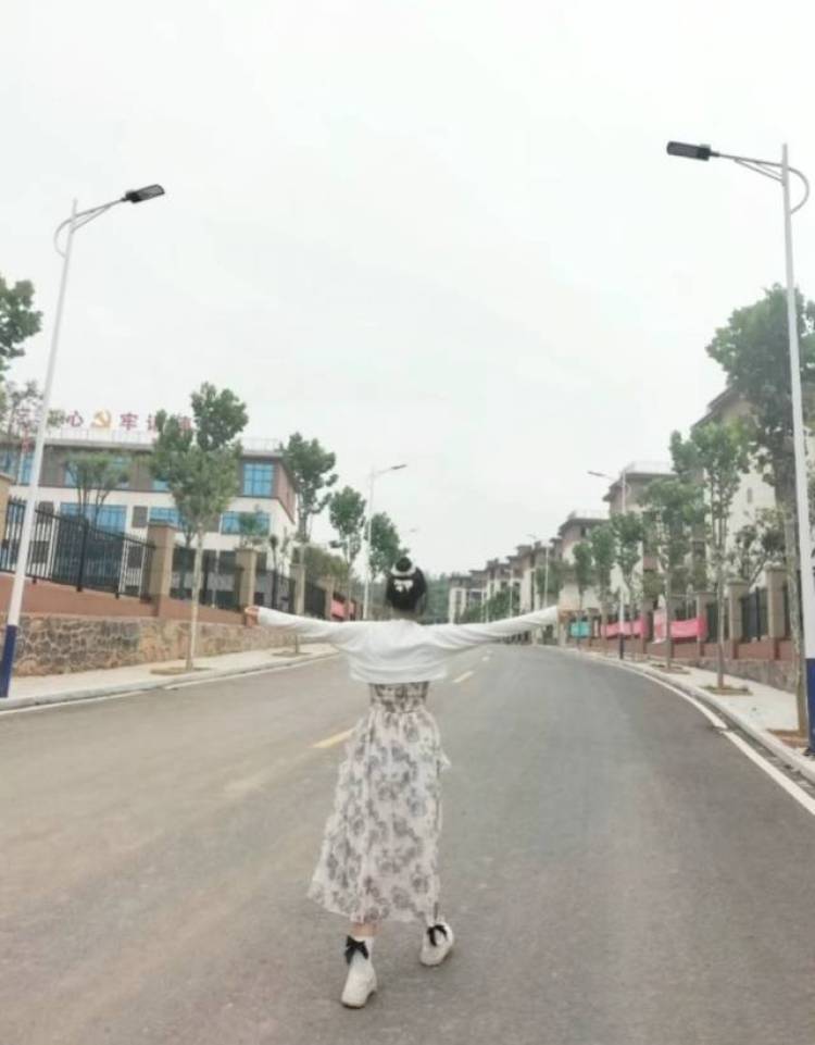 2^kiliy-河南省·郑州市·巩义市-快手。抖音某红薯-学生 喜欢拍照 一件衣服能拍出来十几张好看照片(我认为的好看)身高163体重98(还在减肥中~)鞋码37 能说会道