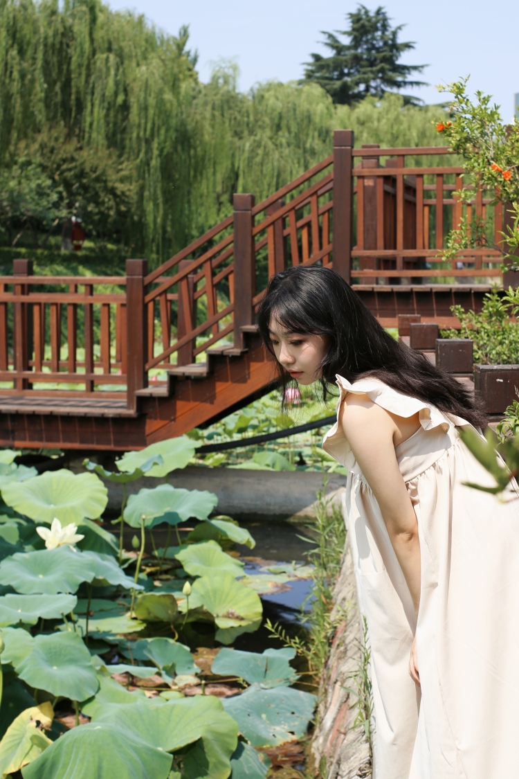 琳娜-河南省·郑州市·金水区-某红薯-【郑州陪拍】
狮子座 女摄 性格温柔 善于沟通
拍照设备:佳能6D+小痰盂/你的手机
在校大学生,会构图,会摄影,会拍照引导
室内25/h,室外30/h
详情!!!
1.拍摄地点你来定,市区内优先