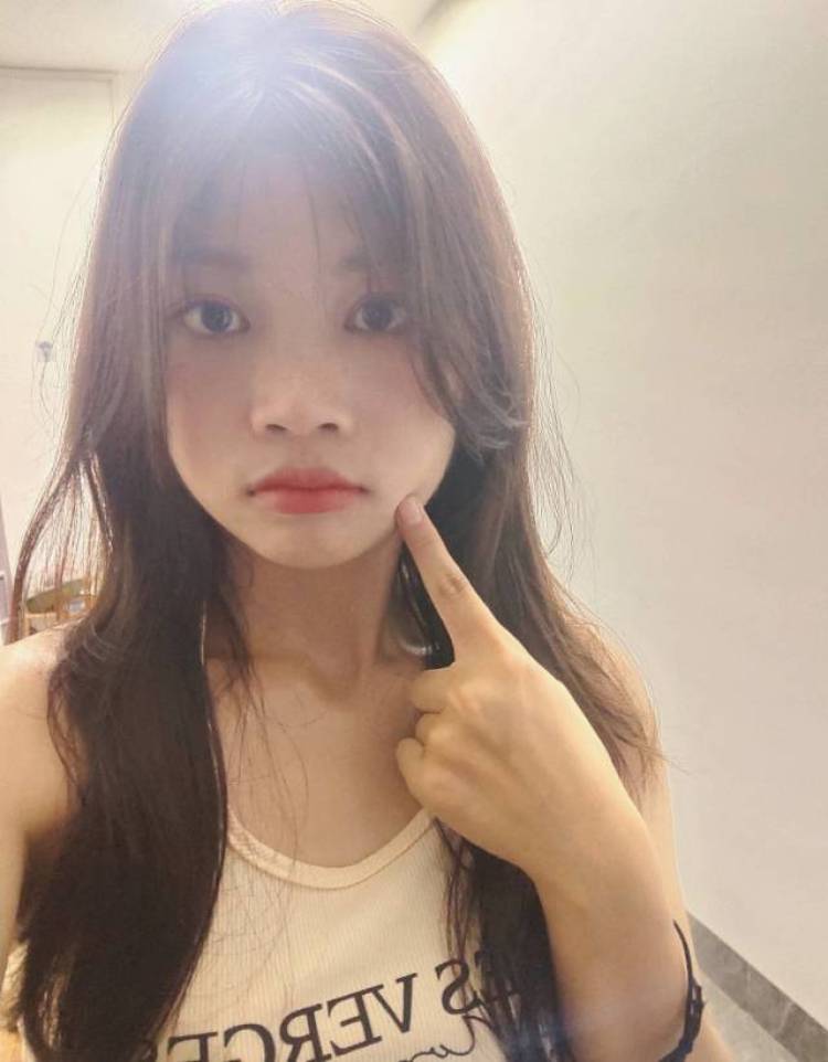 歪歪-广西壮族自治区·贵港市·港南区--平时喜欢反转镜头对向自己拍美美的照片,有一定的审美能力,如果你需要寄拍模特可以cc我哦!