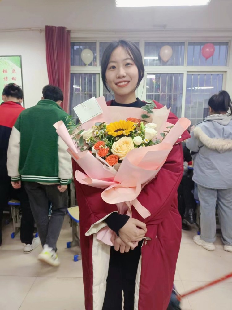 杨欣-四川省·成都市·成华区--我会唱歌，跳舞
参加过礼仪队
有网拍经验，可以拍摄衣服，很直观看见
也可以接受线下探店，让更多的人来品尝美食