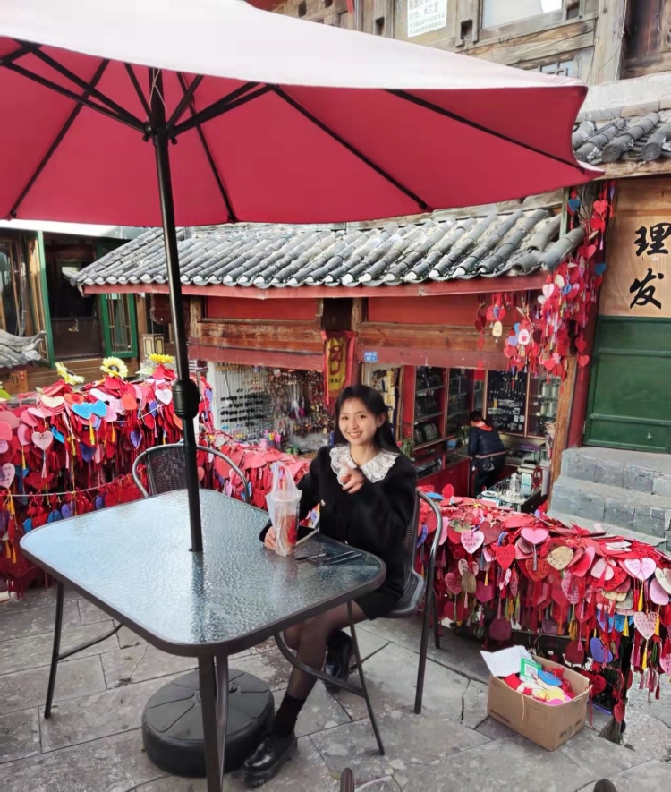 小蛇美杜莎-云南省·保山市·隆阳区-抖音/快手/某红薯/B站-在校大学生,空闲时间较多,喜欢拍照,比较关注各大娱乐软件,有一定的审美