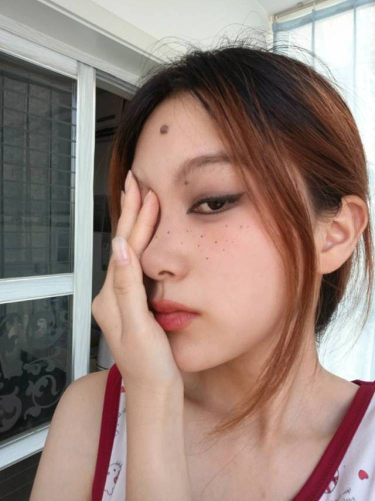 咪啦哔-河南省·周口市·川汇区-微博 B站 xhs 抖音-172,92斤,化妆P图技术较好,目前大学设计类专业,由于正在上学只能接寄拍买家秀等,很好说话的哦,欢迎找我鸭