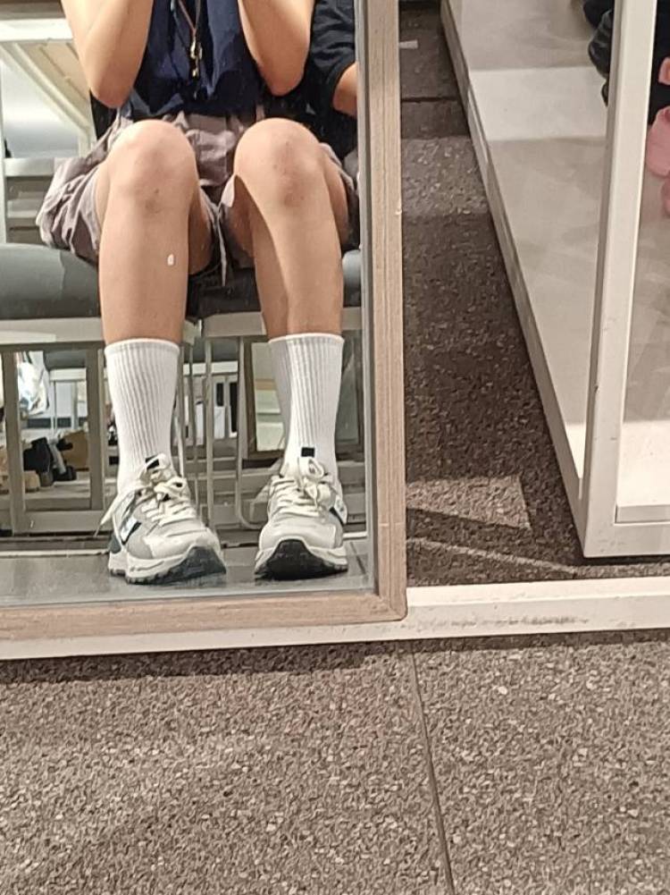 蕾欧娜-江西省·赣州市·章贡区-某红薯-160/37  鞋码38
接寄拍/送拍/买家秀/种草图文/店铺分享
饰品/衣服/鞋子